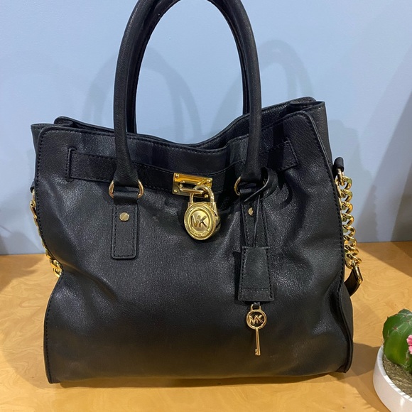 Michael Kors Hamilton MK black leather handbag shoulder bag gold chain detail - Picture 2 of 2